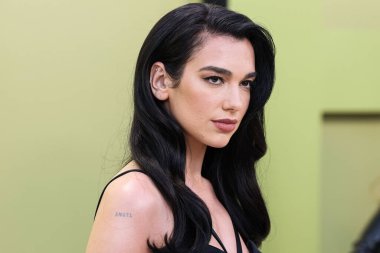 İngiliz-Arnavut şarkıcı Dua Lipa, 9 Mart 2023 'te Batı Hollywood, Los Angeles, Kaliforniya, ABD' deki Pacific Design Center 'da düzenlenen Versace / Winter 2023 Moda Show' a geldi.. 