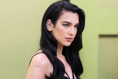 İngiliz-Arnavut şarkıcı Dua Lipa, 9 Mart 2023 'te Batı Hollywood, Los Angeles, Kaliforniya, ABD' deki Pacific Design Center 'da düzenlenen Versace / Winter 2023 Moda Show' a geldi.. 