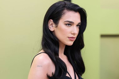 İngiliz-Arnavut şarkıcı Dua Lipa, 9 Mart 2023 'te Batı Hollywood, Los Angeles, Kaliforniya, ABD' deki Pacific Design Center 'da düzenlenen Versace / Winter 2023 Moda Show' a geldi.. 