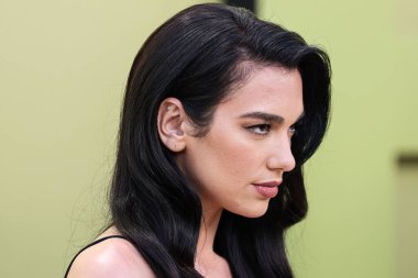 İngiliz-Arnavut şarkıcı Dua Lipa, 9 Mart 2023 'te Batı Hollywood, Los Angeles, Kaliforniya, ABD' deki Pacific Design Center 'da düzenlenen Versace / Winter 2023 Moda Show' a geldi.. 