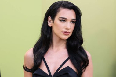 İngiliz-Arnavut şarkıcı Dua Lipa, 9 Mart 2023 'te Batı Hollywood, Los Angeles, Kaliforniya, ABD' deki Pacific Design Center 'da düzenlenen Versace / Winter 2023 Moda Show' a geldi.. 