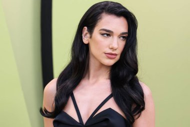 İngiliz-Arnavut şarkıcı Dua Lipa, 9 Mart 2023 'te Batı Hollywood, Los Angeles, Kaliforniya, ABD' deki Pacific Design Center 'da düzenlenen Versace / Winter 2023 Moda Show' a geldi.. 