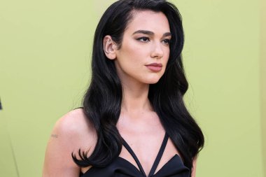 İngiliz-Arnavut şarkıcı Dua Lipa, 9 Mart 2023 'te Batı Hollywood, Los Angeles, Kaliforniya, ABD' deki Pacific Design Center 'da düzenlenen Versace / Winter 2023 Moda Show' a geldi.. 