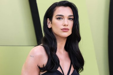 İngiliz-Arnavut şarkıcı Dua Lipa, 9 Mart 2023 'te Batı Hollywood, Los Angeles, Kaliforniya, ABD' deki Pacific Design Center 'da düzenlenen Versace / Winter 2023 Moda Show' a geldi.. 