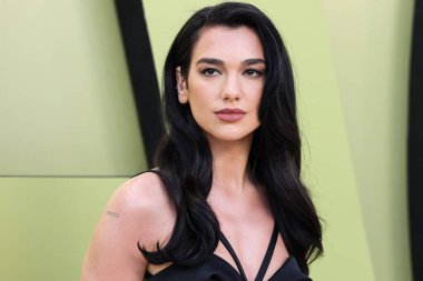 İngiliz-Arnavut şarkıcı Dua Lipa, 9 Mart 2023 'te Batı Hollywood, Los Angeles, Kaliforniya, ABD' deki Pacific Design Center 'da düzenlenen Versace / Winter 2023 Moda Show' a geldi.. 