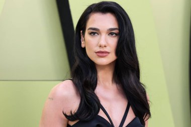 İngiliz-Arnavut şarkıcı Dua Lipa, 9 Mart 2023 'te Batı Hollywood, Los Angeles, Kaliforniya, ABD' deki Pacific Design Center 'da düzenlenen Versace / Winter 2023 Moda Show' a geldi.. 