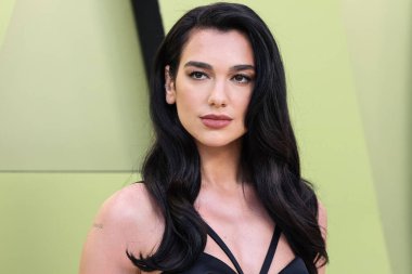 İngiliz-Arnavut şarkıcı Dua Lipa, 9 Mart 2023 'te Batı Hollywood, Los Angeles, Kaliforniya, ABD' deki Pacific Design Center 'da düzenlenen Versace / Winter 2023 Moda Show' a geldi.. 