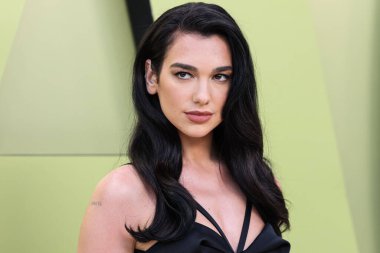 İngiliz-Arnavut şarkıcı Dua Lipa, 9 Mart 2023 'te Batı Hollywood, Los Angeles, Kaliforniya, ABD' deki Pacific Design Center 'da düzenlenen Versace / Winter 2023 Moda Show' a geldi.. 