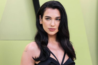 İngiliz-Arnavut şarkıcı Dua Lipa, 9 Mart 2023 'te Batı Hollywood, Los Angeles, Kaliforniya, ABD' deki Pacific Design Center 'da düzenlenen Versace / Winter 2023 Moda Show' a geldi.. 