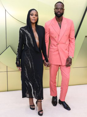 Gabrielle Union ve kocası Dwyane Wade, 9 Mart 2023 'te Batı Hollywood, Los Angeles, Kaliforniya, ABD' deki Pasifik Tasarım Merkezi 'nde düzenlenen Versace Güz / Kış Moda Şovu' na geldiler.. 