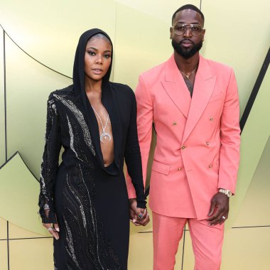 Gabrielle Union ve kocası Dwyane Wade, 9 Mart 2023 'te Batı Hollywood, Los Angeles, Kaliforniya, ABD' deki Pasifik Tasarım Merkezi 'nde düzenlenen Versace Güz / Kış Moda Şovu' na geldiler.. 