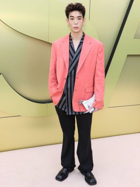 Jaylerr, 9 Mart 2023 tarihinde Batı Hollywood, Los Angeles, Kaliforniya, ABD 'deki Pasifik Tasarım Merkezi' nde düzenlenen Versace Fall / Winter 2023 Moda Show 'a ulaşır.. 