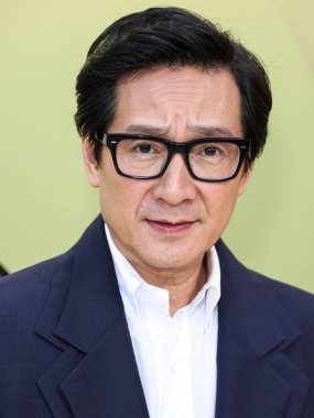 Ke Huy Quan, 9 Mart 2023 'te Batı Hollywood, Los Angeles, Kaliforniya, ABD' deki Pasifik Tasarım Merkezi 'nde düzenlenen Versace Güz / Kış 2023 Moda Gösterisi' ne geldi.. 