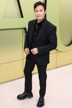Güney Koreli aktör Lee Byung-hun, 9 Mart 2023 tarihinde Batı Hollywood, Los Angeles, Kaliforniya, ABD 'de düzenlenen Versace Fall / Winter Moda Show' a geldi.. 