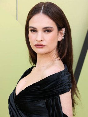İngiliz aktris Lily James, 9 Mart 2023 'te Batı Hollywood, Los Angeles, Kaliforniya' da düzenlenen Versace Güz / Kış Moda Şovu 'na geldi.. 