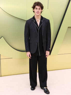 Noah Beck, 9 Mart 2023 tarihinde Amerika Birleşik Devletleri 'nin Los Angeles eyaletinin Batı Hollywood şehrinde düzenlenen Pasifik Tasarım Merkezi' nde düzenlenen Versace Fall / Winter 2023 Moda Show 'a geldi.. 