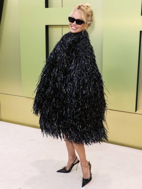Kanadalı-Amerikalı aktris, model ve medya kişiliği Pamela Anderson, 9 Mart 2023 'te Batı Hollywood, Los Angeles, Kaliforniya, ABD' deki Pasifik Tasarım Merkezi 'nde düzenlenen Versace Sonbahar / Kış 2023 Moda Şovu' na geldi..