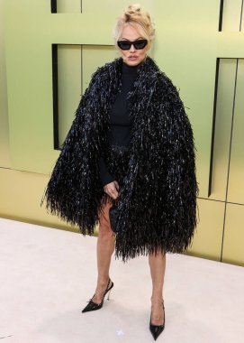 Kanadalı-Amerikalı aktris, model ve medya kişiliği Pamela Anderson, 9 Mart 2023 'te Batı Hollywood, Los Angeles, Kaliforniya, ABD' deki Pasifik Tasarım Merkezi 'nde düzenlenen Versace Sonbahar / Kış 2023 Moda Şovu' na geldi..