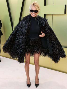 Kanadalı-Amerikalı aktris, model ve medya kişiliği Pamela Anderson, 9 Mart 2023 'te Batı Hollywood, Los Angeles, Kaliforniya, ABD' deki Pasifik Tasarım Merkezi 'nde düzenlenen Versace Sonbahar / Kış 2023 Moda Şovu' na geldi..