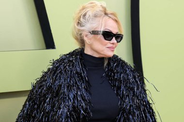 Kanadalı-Amerikalı aktris, model ve medya kişiliği Pamela Anderson, 9 Mart 2023 'te Batı Hollywood, Los Angeles, Kaliforniya, ABD' deki Pasifik Tasarım Merkezi 'nde düzenlenen Versace Sonbahar / Kış 2023 Moda Şovu' na geldi..