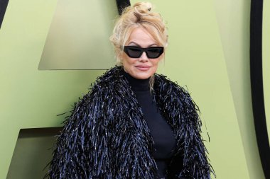 Kanadalı-Amerikalı aktris, model ve medya kişiliği Pamela Anderson, 9 Mart 2023 'te Batı Hollywood, Los Angeles, Kaliforniya, ABD' deki Pasifik Tasarım Merkezi 'nde düzenlenen Versace Sonbahar / Kış 2023 Moda Şovu' na geldi..