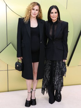 Rumer Willis ve annesi Demi Moore, 9 Mart 2023 'te Batı Hollywood, Los Angeles, Kaliforniya, ABD' deki Pacific Design Center 'da düzenlenen Versace Fall / Winter Moda Show' a geldiler.. 