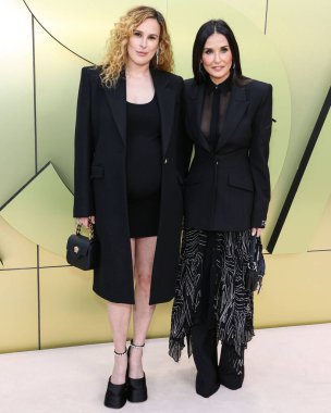 Rumer Willis ve annesi Demi Moore, 9 Mart 2023 'te Batı Hollywood, Los Angeles, Kaliforniya, ABD' deki Pacific Design Center 'da düzenlenen Versace Fall / Winter Moda Show' a geldiler.. 