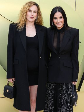 Rumer Willis ve annesi Demi Moore, 9 Mart 2023 'te Batı Hollywood, Los Angeles, Kaliforniya, ABD' deki Pacific Design Center 'da düzenlenen Versace Fall / Winter Moda Show' a geldiler.. 