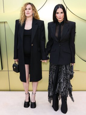 Rumer Willis ve annesi Demi Moore, 9 Mart 2023 'te Batı Hollywood, Los Angeles, Kaliforniya, ABD' deki Pacific Design Center 'da düzenlenen Versace Fall / Winter Moda Show' a geldiler.. 