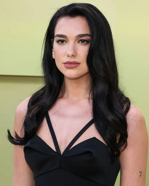 İngiliz-Arnavut şarkıcı Dua Lipa, 9 Mart 2023 'te Batı Hollywood, Los Angeles, Kaliforniya, ABD' deki Pacific Design Center 'da düzenlenen Versace / Winter 2023 Moda Show' a geldi.. 