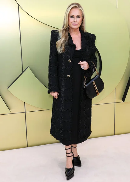 Kathy Hilton Φτάνει Στο Versace Fall Winter 2023 Fashion Show — Φωτογραφία Αρχείου