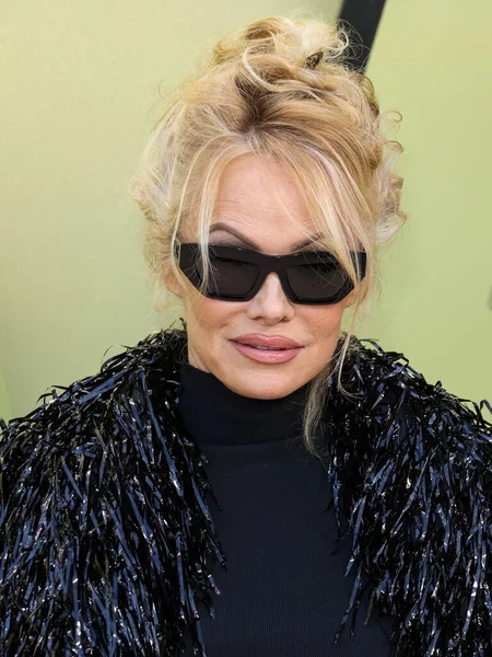 Kanadalı-Amerikalı aktris, model ve medya kişiliği Pamela Anderson, 9 Mart 2023 'te Batı Hollywood, Los Angeles, Kaliforniya, ABD' deki Pasifik Tasarım Merkezi 'nde düzenlenen Versace Sonbahar / Kış 2023 Moda Şovu' na geldi..