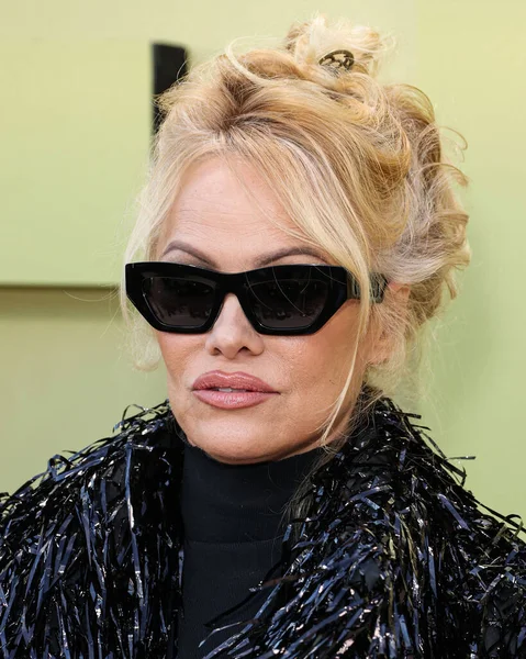 Kanadalı-Amerikalı aktris, model ve medya kişiliği Pamela Anderson, 9 Mart 2023 'te Batı Hollywood, Los Angeles, Kaliforniya, ABD' deki Pasifik Tasarım Merkezi 'nde düzenlenen Versace Sonbahar / Kış 2023 Moda Şovu' na geldi..