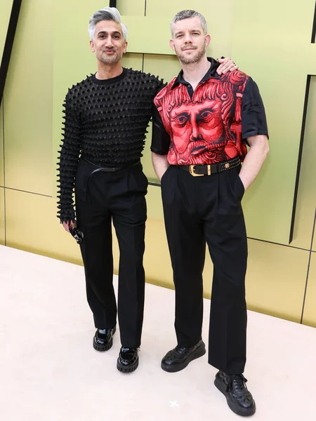 Tan France ve Russell Tovey, 9 Mart 2023 'te Batı Hollywood, Los Angeles, Kaliforniya, ABD' deki Pasifik Tasarım Merkezi 'nde düzenlenen Versace Fall / Winter 2023 Moda Show' a geldiler.. 