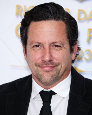 İskoç aktör Ross McCall, Darren Dzienciol ve Richie Akiva Oscar Partisi 2023 'e 10 Mart 2023' te Bel Air, Los Angeles, Kaliforniya, ABD 'de düzenlenen Özel Konuta gelir.. 