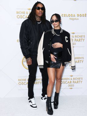 Amerikalı rapçi Wiz Khalifa (Cameron Jibril Thomaz) ve kız arkadaşı Aimee Aguilar, 10 Mart 2023 tarihinde Bel Air, Los Angeles, Kaliforniya, ABD 'de düzenlenen Darren Dzienciol ve Richie Akiva Oscar Partisi' ne geldiler.. 