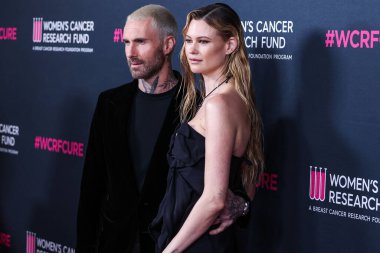 Amerikalı pop rock grubu Maroon 5 'tan Amerikalı şarkıcı ve söz yazarı Adam Levine ve eşi / Namibyalı model Behati Prinsloo, ABD' nin Beverly Wilshire kentinde düzenlenen The Women 's Cancer Research Fund' s An Unforgetable Evening Benefit Gala 2023 'e geldiler.