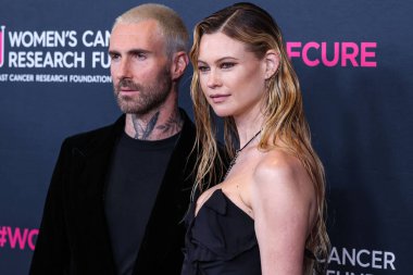 Amerikalı pop rock grubu Maroon 5 'tan Amerikalı şarkıcı ve söz yazarı Adam Levine ve eşi / Namibyalı model Behati Prinsloo, ABD' nin Beverly Wilshire kentinde düzenlenen The Women 's Cancer Research Fund' s An Unforgetable Evening Benefit Gala 2023 'e geldiler.