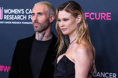 Amerikalı pop rock grubu Maroon 5 'tan Amerikalı şarkıcı ve söz yazarı Adam Levine ve eşi / Namibyalı model Behati Prinsloo, ABD' nin Beverly Wilshire kentinde düzenlenen The Women 's Cancer Research Fund' s An Unforgetable Evening Benefit Gala 2023 'e geldiler.