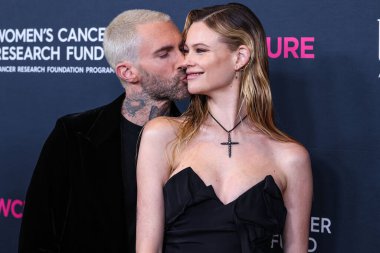 Amerikalı pop rock grubu Maroon 5 'tan Amerikalı şarkıcı ve söz yazarı Adam Levine ve eşi / Namibyalı model Behati Prinsloo, ABD' nin Beverly Wilshire kentinde düzenlenen The Women 's Cancer Research Fund' s An Unforgetable Evening Benefit Gala 2023 'e geldiler.