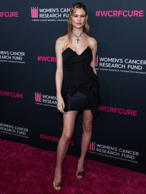 Namibyalı model Behati Prinsloo, 16 Mart 2023 'te Beverly Wilshire, A Four Seasons Hotel' de düzenlenen Kadın Kanser Araştırmaları Fonu 'nun Unutulmaz Akşam Yardım Galası 2023' e geldi.. 