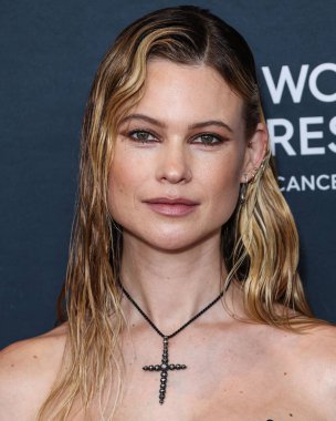 Namibyalı model Behati Prinsloo, 16 Mart 2023 'te Beverly Wilshire, A Four Seasons Hotel' de düzenlenen Kadın Kanser Araştırmaları Fonu 'nun Unutulmaz Akşam Yardım Galası 2023' e geldi.. 