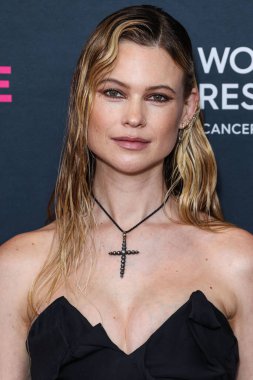 Namibyalı model Behati Prinsloo, 16 Mart 2023 'te Beverly Wilshire, A Four Seasons Hotel' de düzenlenen Kadın Kanser Araştırmaları Fonu 'nun Unutulmaz Akşam Yardım Galası 2023' e geldi.. 