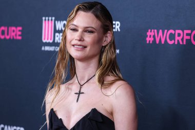 Namibyalı model Behati Prinsloo, 16 Mart 2023 'te Beverly Wilshire, A Four Seasons Hotel' de düzenlenen Kadın Kanser Araştırmaları Fonu 'nun Unutulmaz Akşam Yardım Galası 2023' e geldi.. 