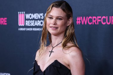 Namibyalı model Behati Prinsloo, 16 Mart 2023 'te Beverly Wilshire, A Four Seasons Hotel' de düzenlenen Kadın Kanser Araştırmaları Fonu 'nun Unutulmaz Akşam Yardım Galası 2023' e geldi.. 