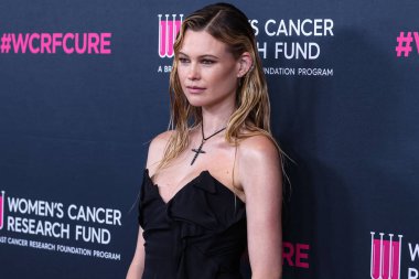 Namibyalı model Behati Prinsloo, 16 Mart 2023 'te Beverly Wilshire, A Four Seasons Hotel' de düzenlenen Kadın Kanser Araştırmaları Fonu 'nun Unutulmaz Akşam Yardım Galası 2023' e geldi.. 