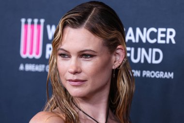 Namibyalı model Behati Prinsloo, 16 Mart 2023 'te Beverly Wilshire, A Four Seasons Hotel' de düzenlenen Kadın Kanser Araştırmaları Fonu 'nun Unutulmaz Akşam Yardım Galası 2023' e geldi.. 