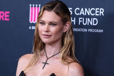 Namibyalı model Behati Prinsloo, 16 Mart 2023 'te Beverly Wilshire, A Four Seasons Hotel' de düzenlenen Kadın Kanser Araştırmaları Fonu 'nun Unutulmaz Akşam Yardım Galası 2023' e geldi.. 