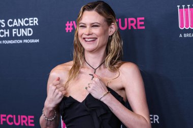 Namibyalı model Behati Prinsloo, 16 Mart 2023 'te Beverly Wilshire, A Four Seasons Hotel' de düzenlenen Kadın Kanser Araştırmaları Fonu 'nun Unutulmaz Akşam Yardım Galası 2023' e geldi.. 