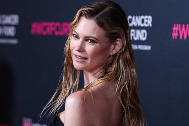 Namibyalı model Behati Prinsloo, 16 Mart 2023 'te Beverly Wilshire, A Four Seasons Hotel' de düzenlenen Kadın Kanser Araştırmaları Fonu 'nun Unutulmaz Akşam Yardım Galası 2023' e geldi.. 